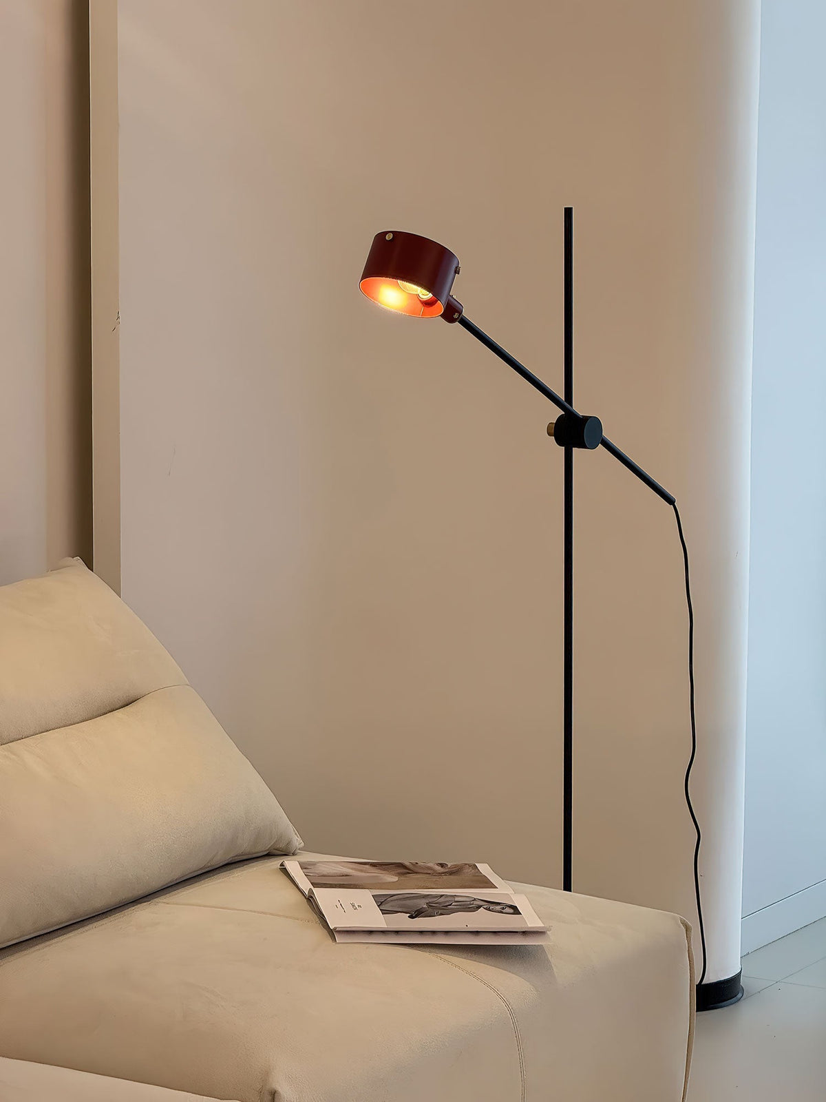 Arclen regulowana lampa stojąca z ruchomym ramieniem