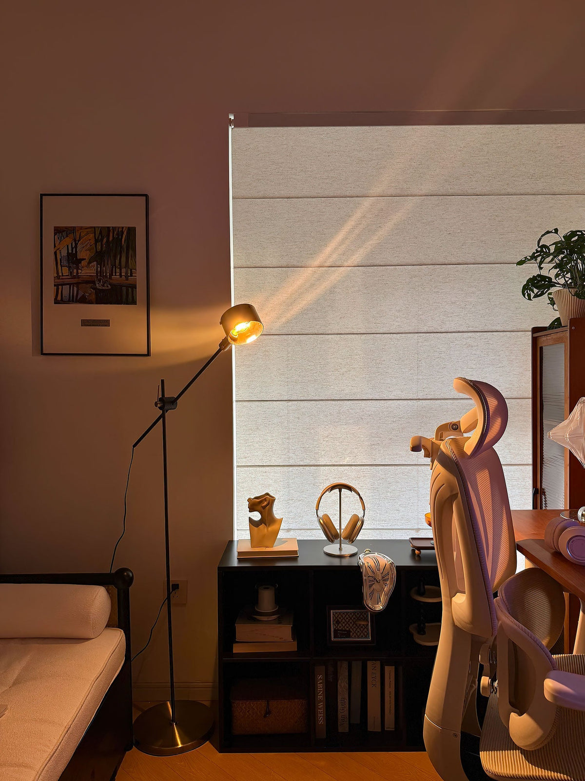 Arclen regulowana lampa stojąca z ruchomym ramieniem