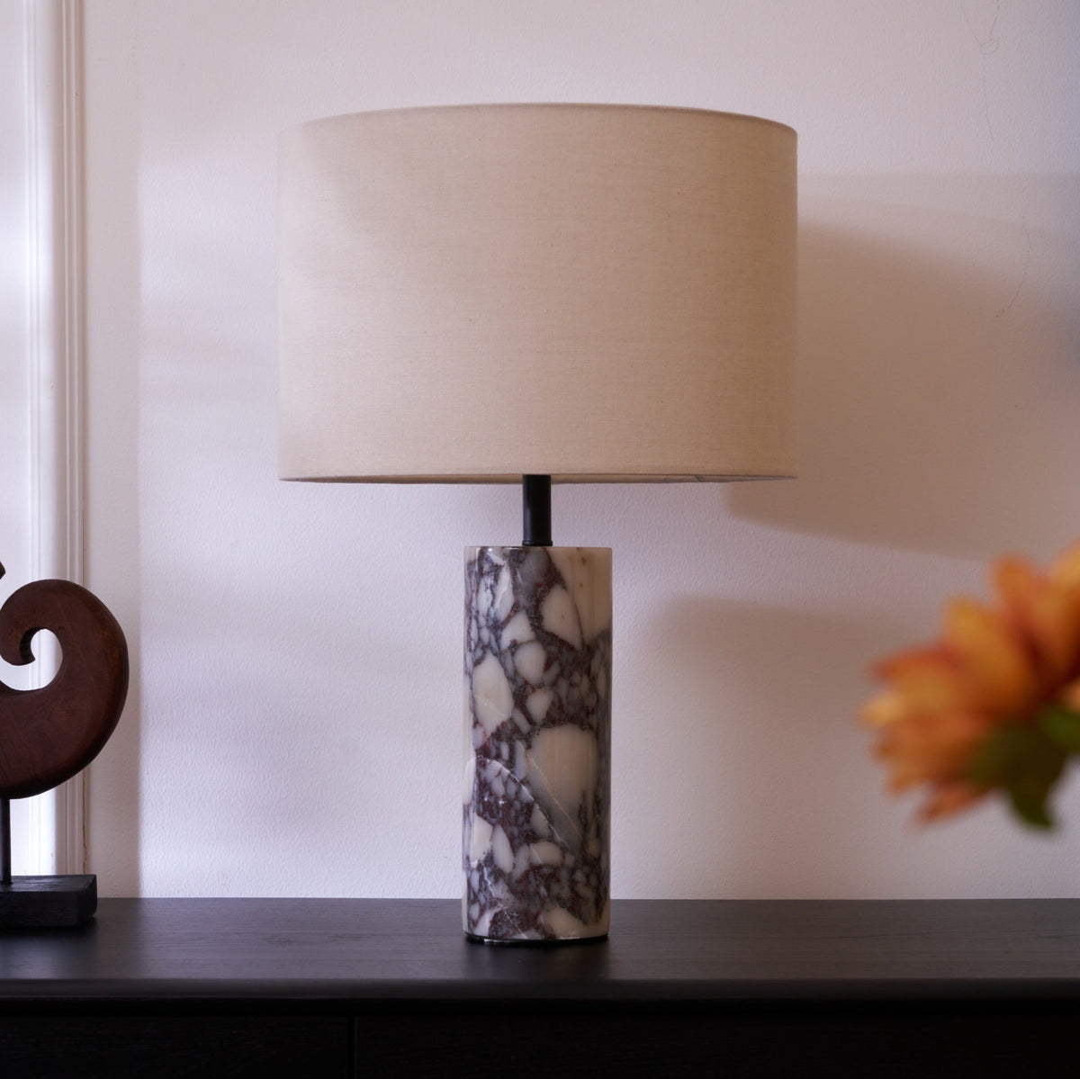 Vivo elegancka lampa stołowa z marmuru