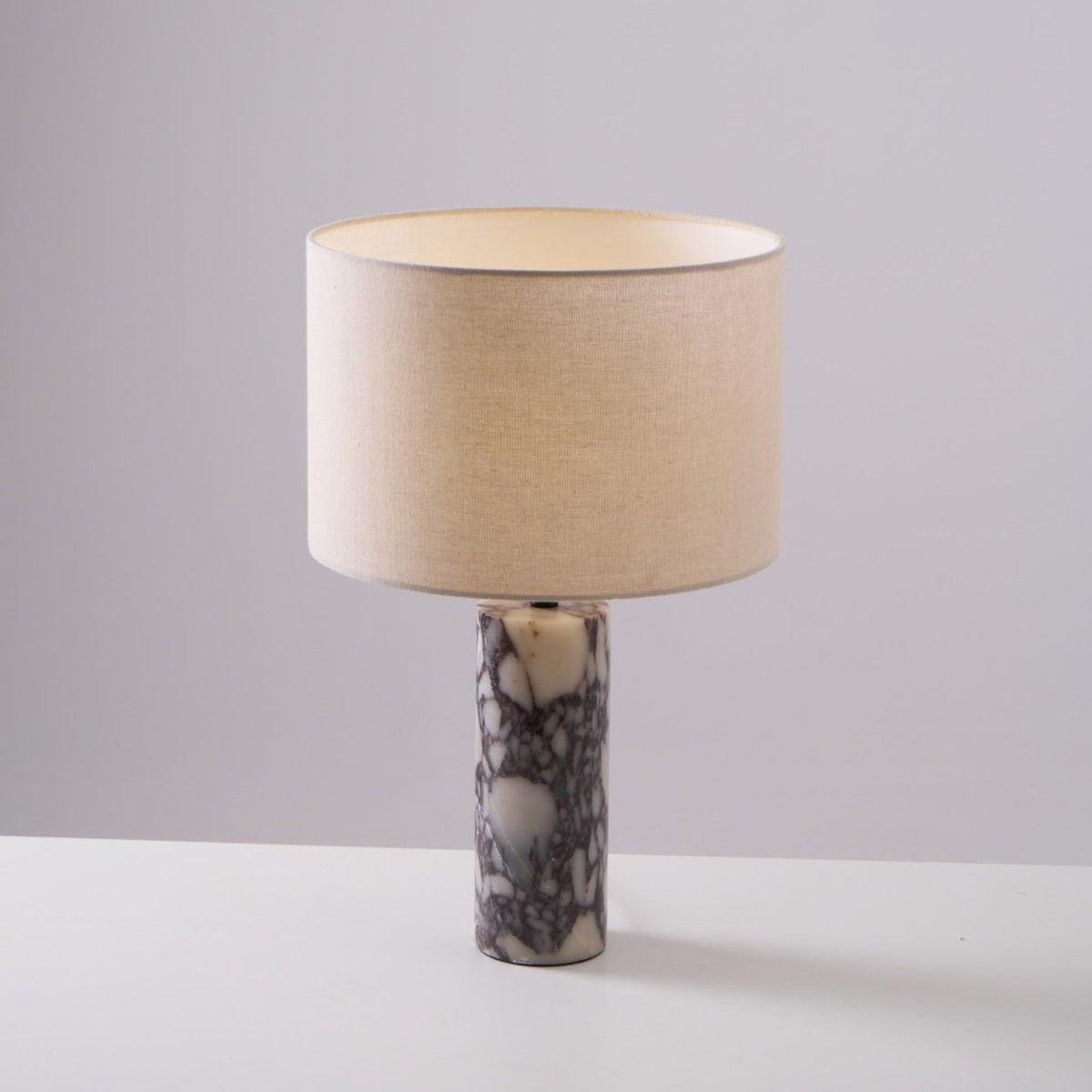 Vivo elegancka lampa stołowa z marmuru