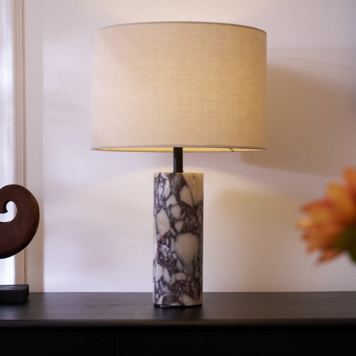 Vivo elegancka lampa stołowa z marmuru