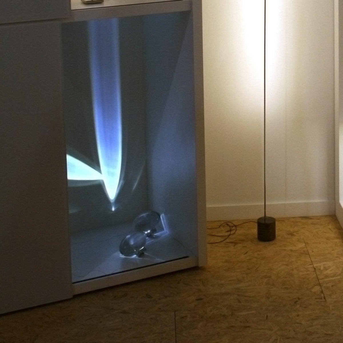 Solarece minimalistyczna lampa stołowa ze szkła
