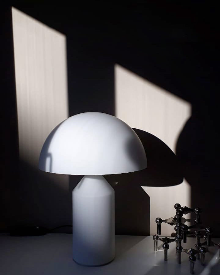 Selisina minimalistyczna lampa stołowa o stylu przemysłowym