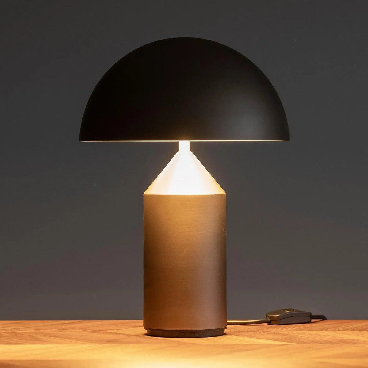 Selisina minimalistyczna lampa stołowa o stylu przemysłowym