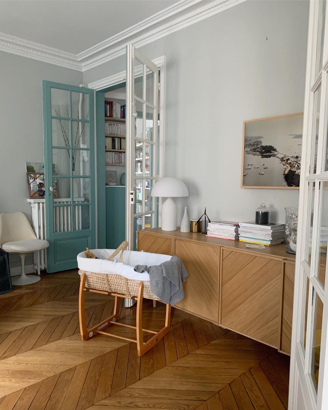 Selisina minimalistyczna lampa stołowa o stylu przemysłowym