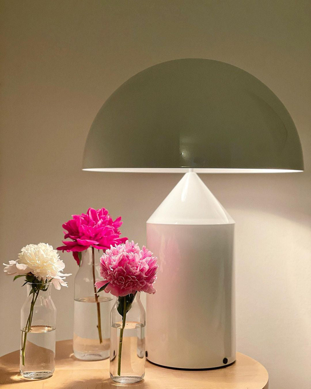 Selisina minimalistyczna lampa stołowa o stylu przemysłowym