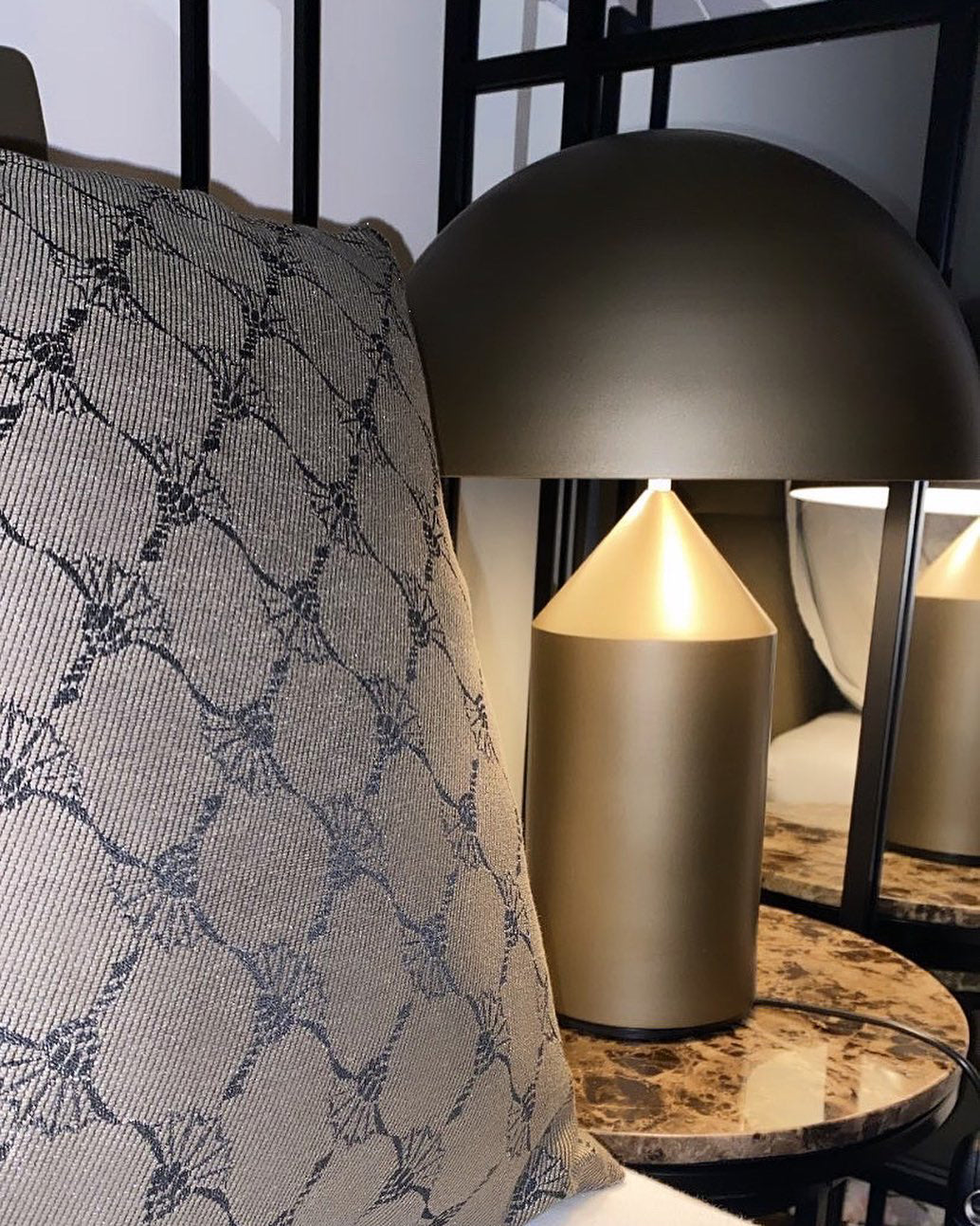 Selisina minimalistyczna lampa stołowa o stylu przemysłowym