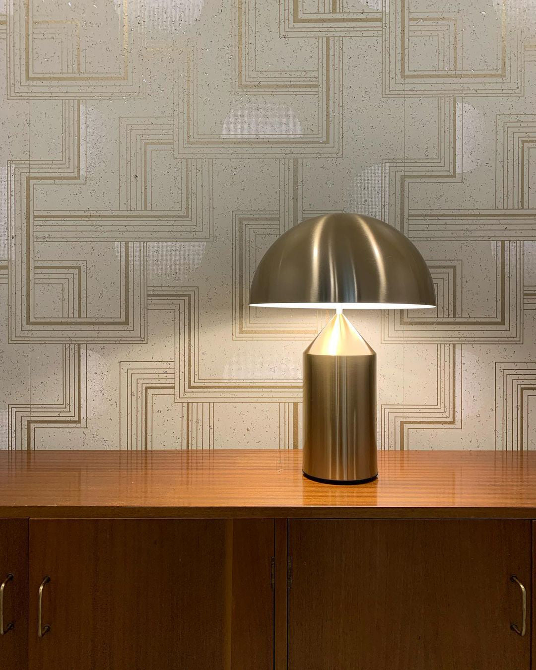 Selisina minimalistyczna lampa stołowa o stylu przemysłowym