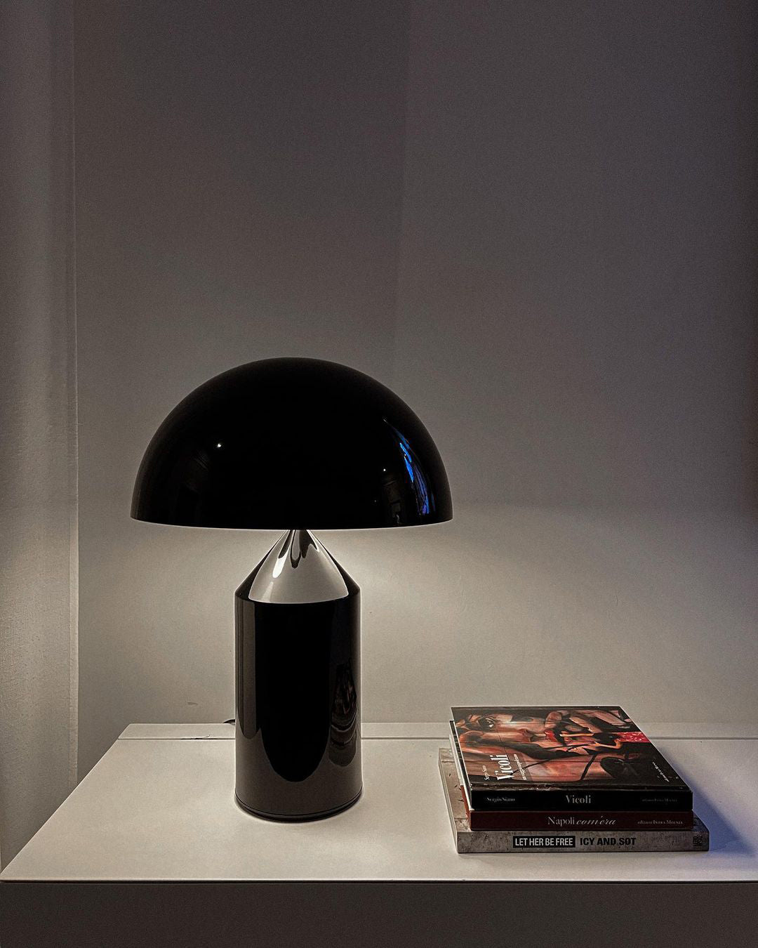 Selisina minimalistyczna lampa stołowa o stylu przemysłowym