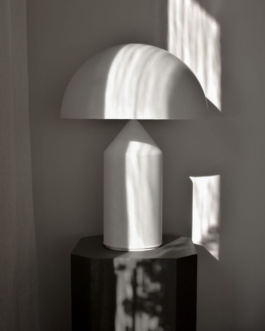 Selisina minimalistyczna lampa stołowa o stylu przemysłowym