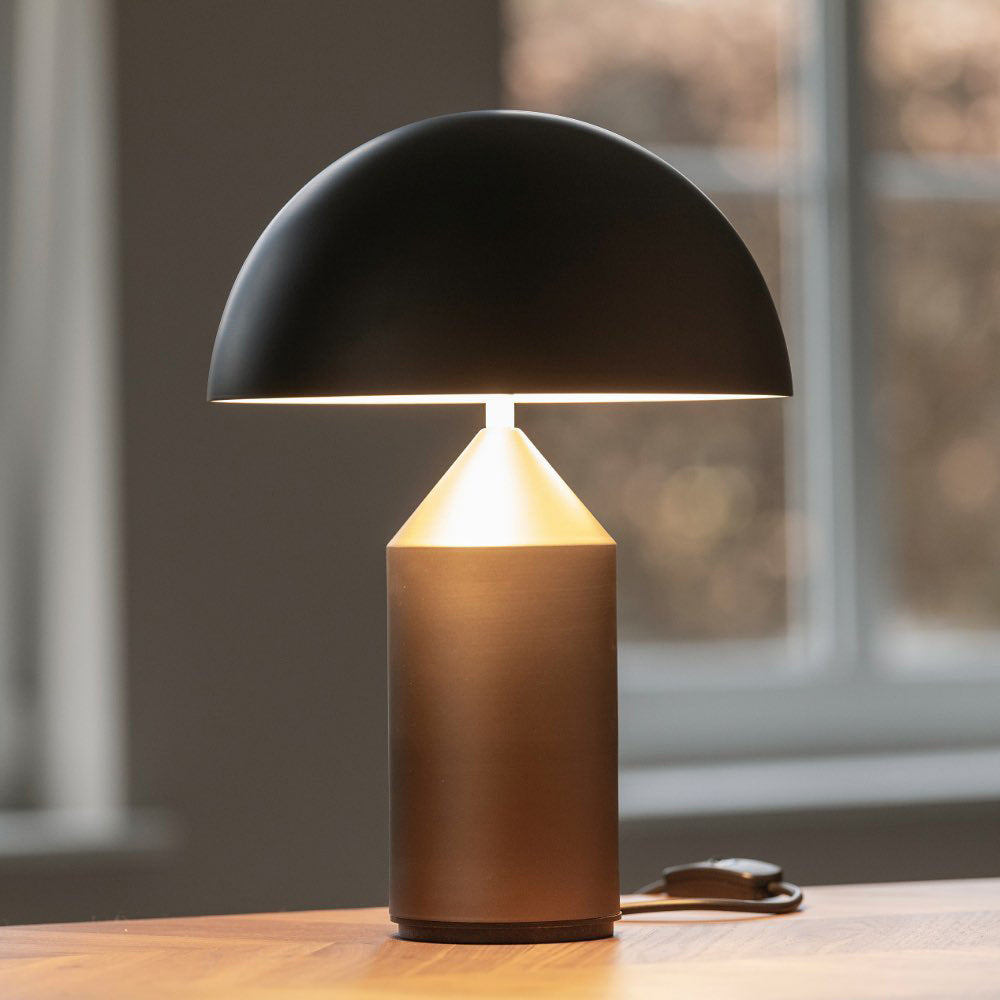 Selisina minimalistyczna lampa stołowa o stylu przemysłowym