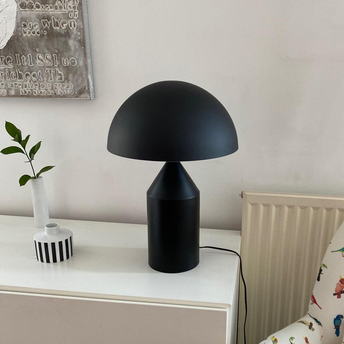 Selisina minimalistyczna lampa stołowa o stylu przemysłowym