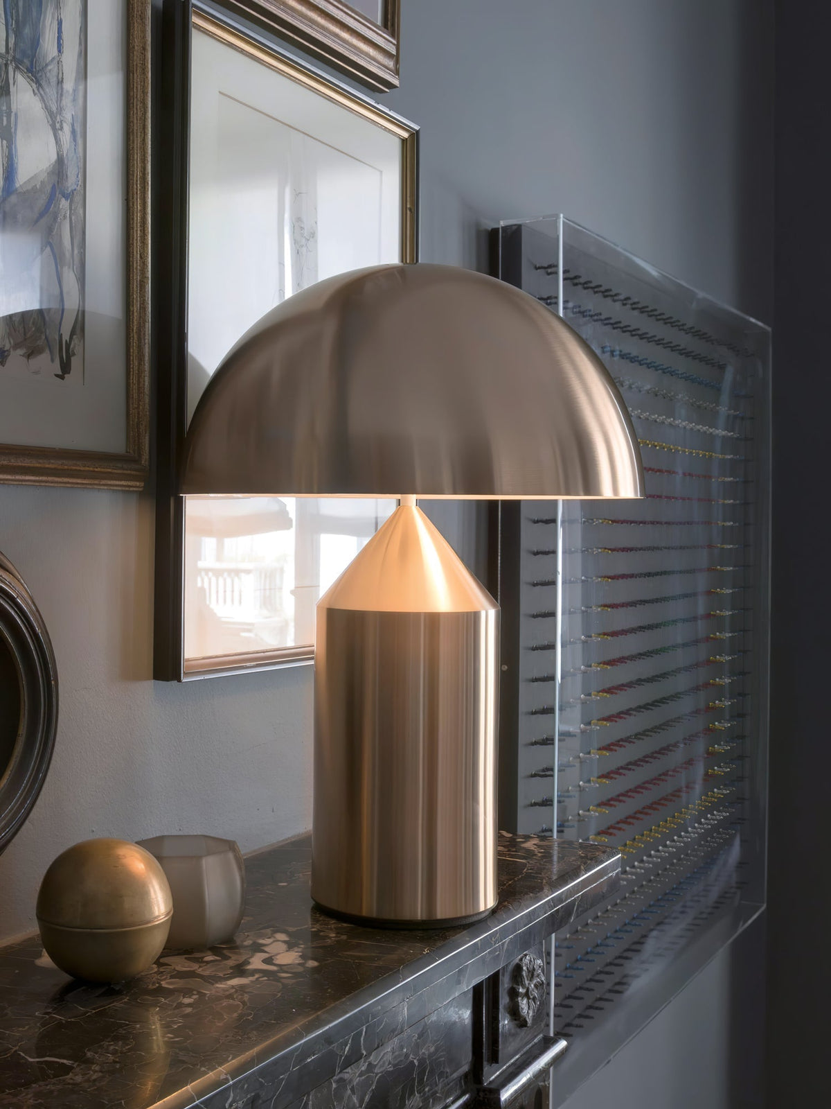Selisina minimalistyczna lampa stołowa o stylu przemysłowym