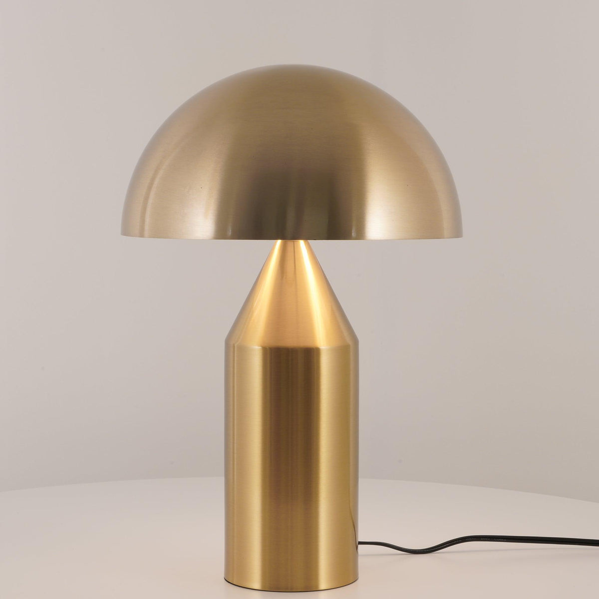Selisina minimalistyczna lampa stołowa o stylu przemysłowym