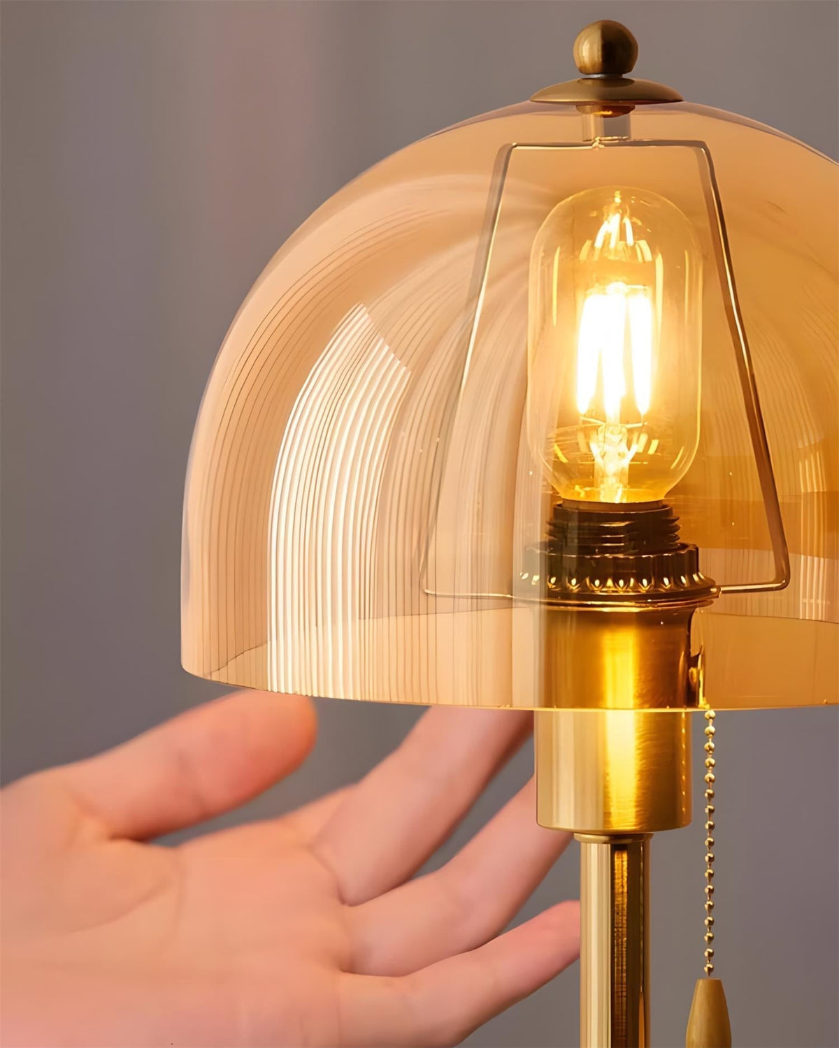 Teriiseria lampa stołowa