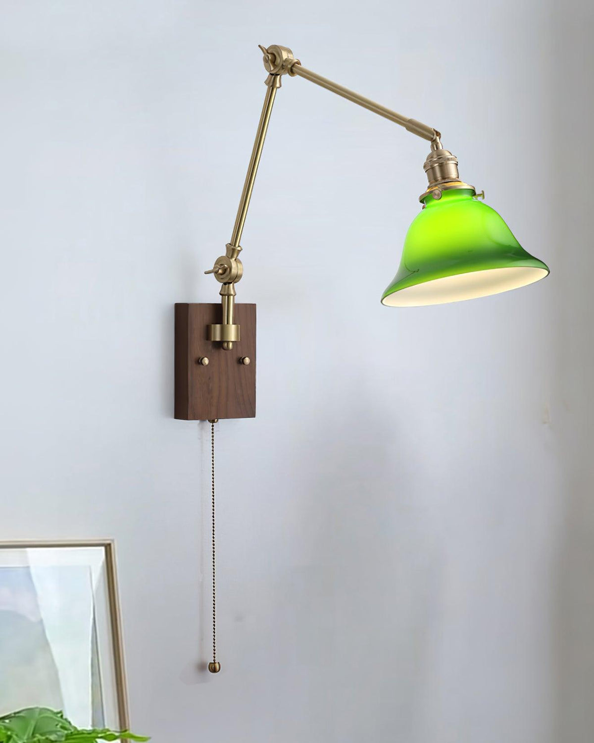 Velra regulowana lampa kinkietowa z drewnianą podstawą orzechową i ramieniem oraz miedzianym korpusem