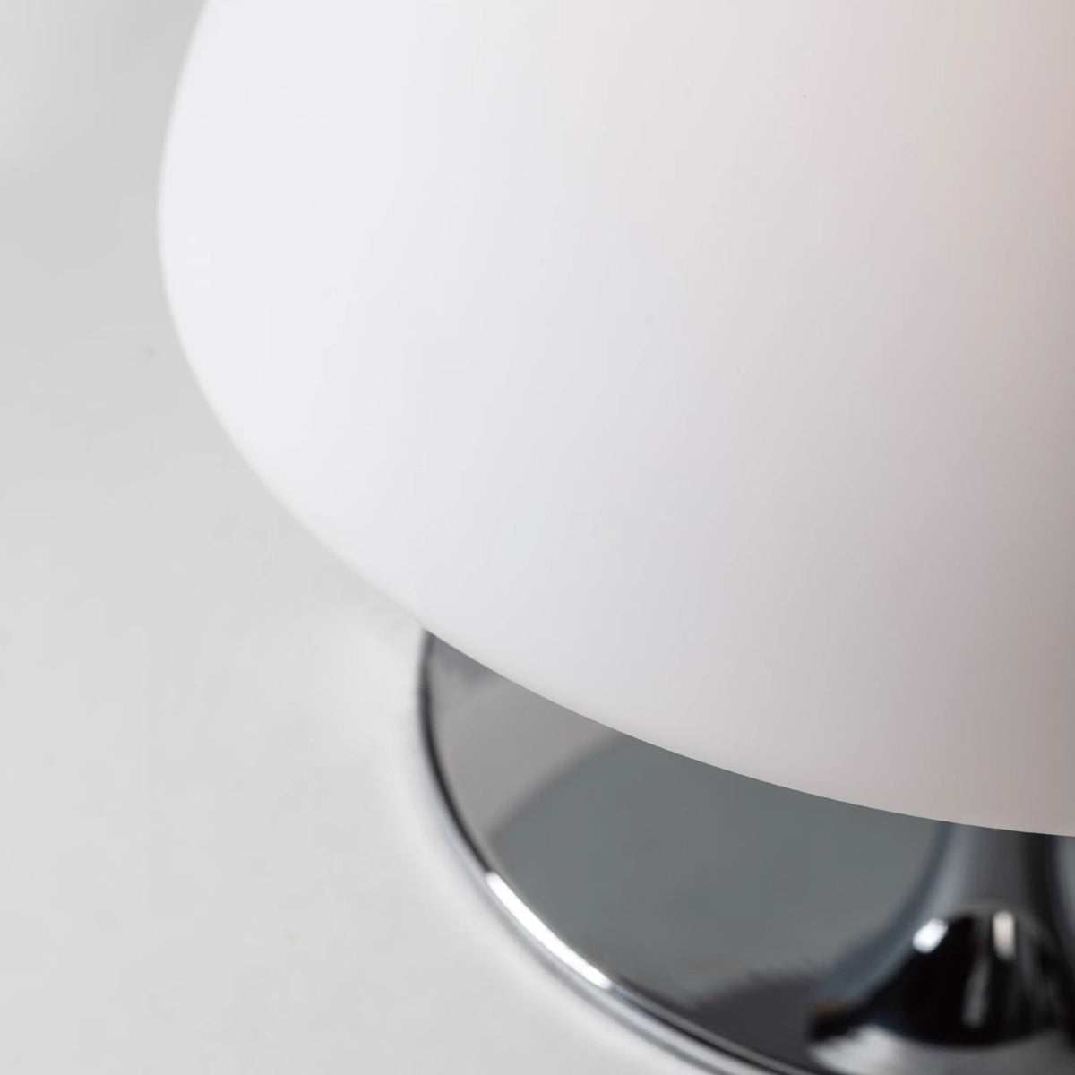 Lampa stołowa Auret z wbudowaną baterią