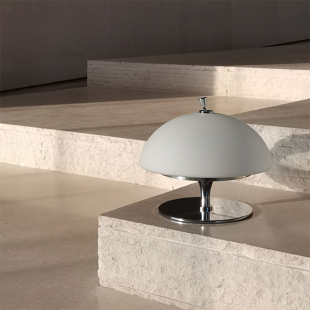 Lampa stołowa Auret z wbudowaną baterią