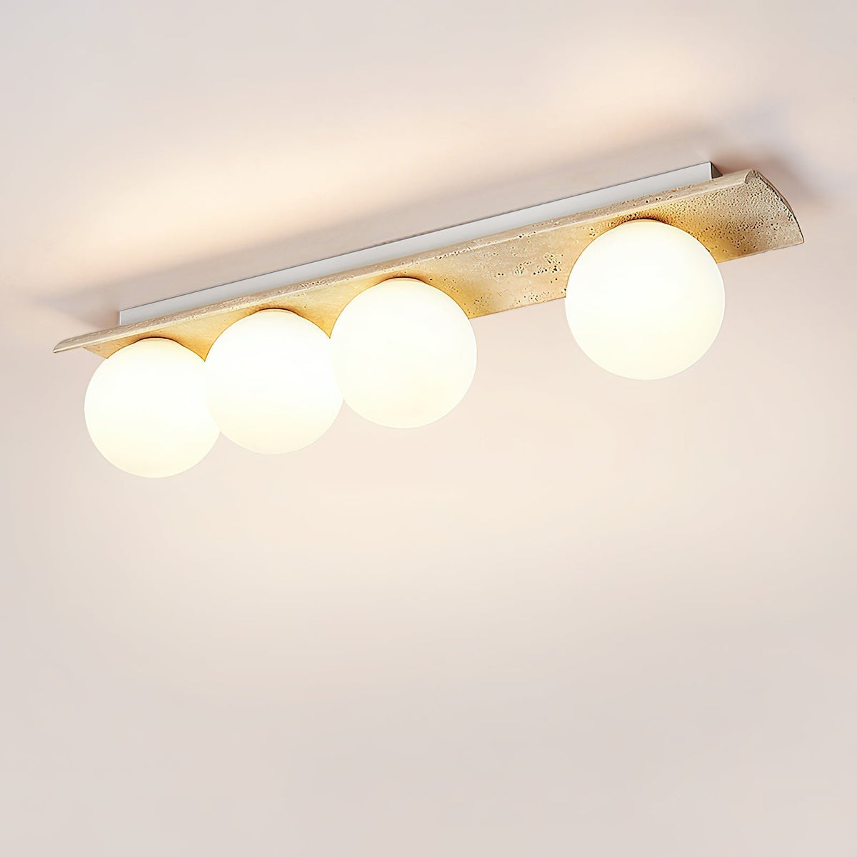 Serenaya kulista lampa sufitowa ze szkła i travertinu
