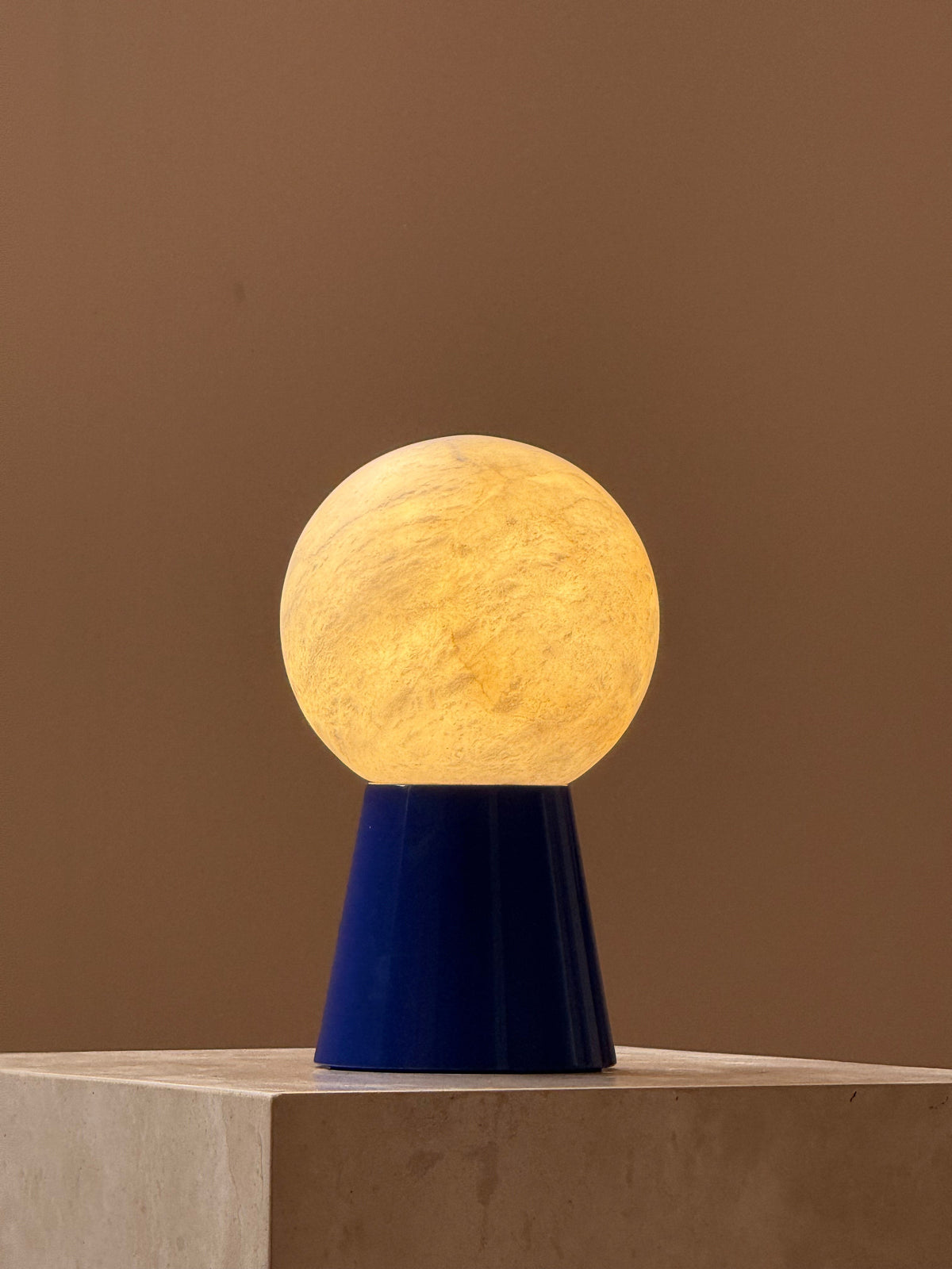 Lampa stołowa Elaeia z geometrią