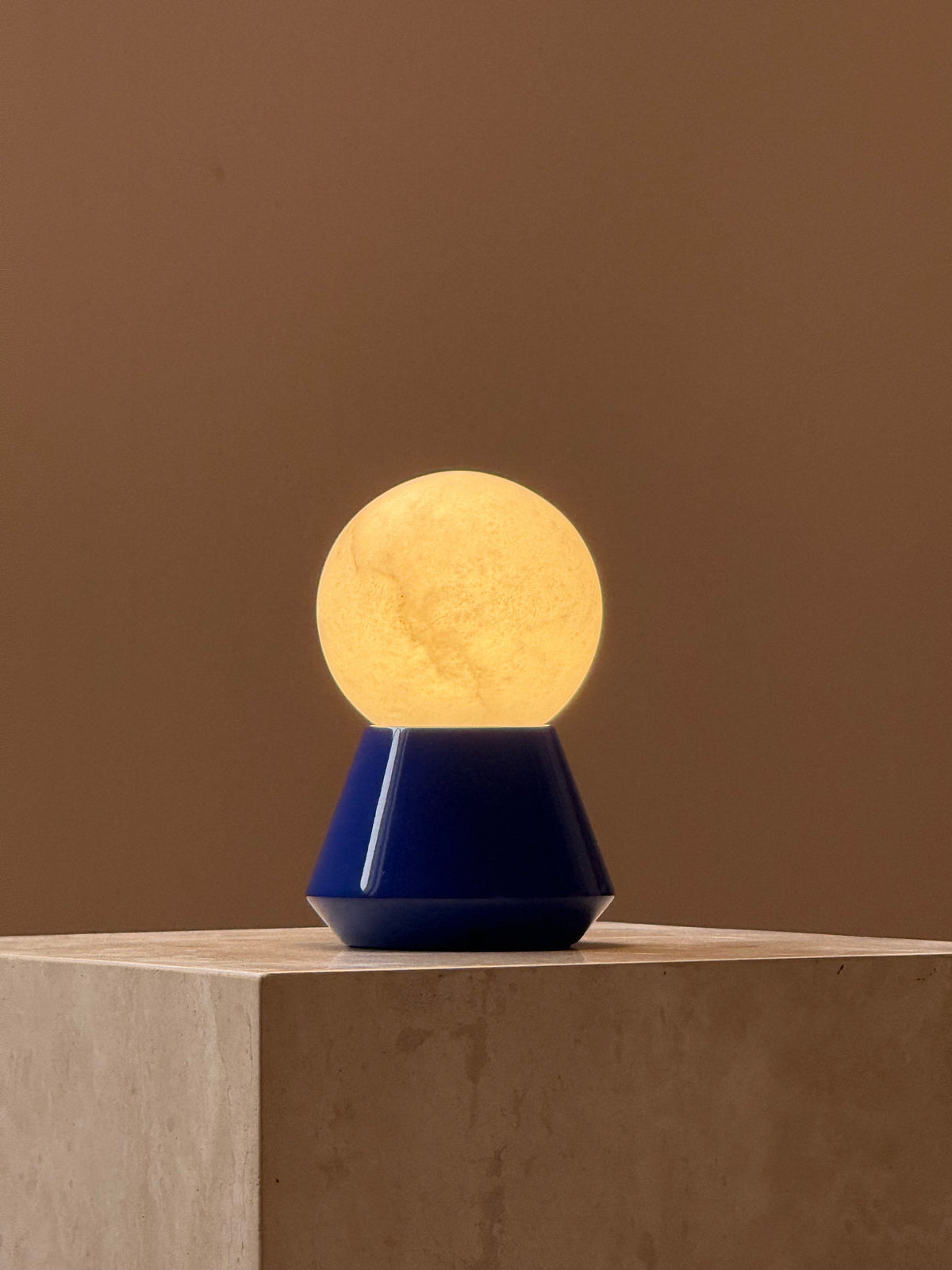 Lampa stołowa Elaeia z geometrią