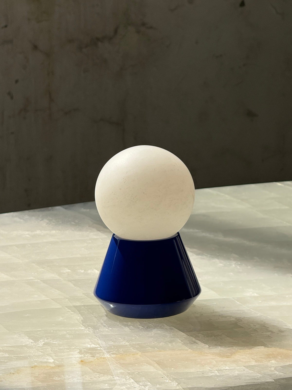 Lampa stołowa Elaeia z geometrią