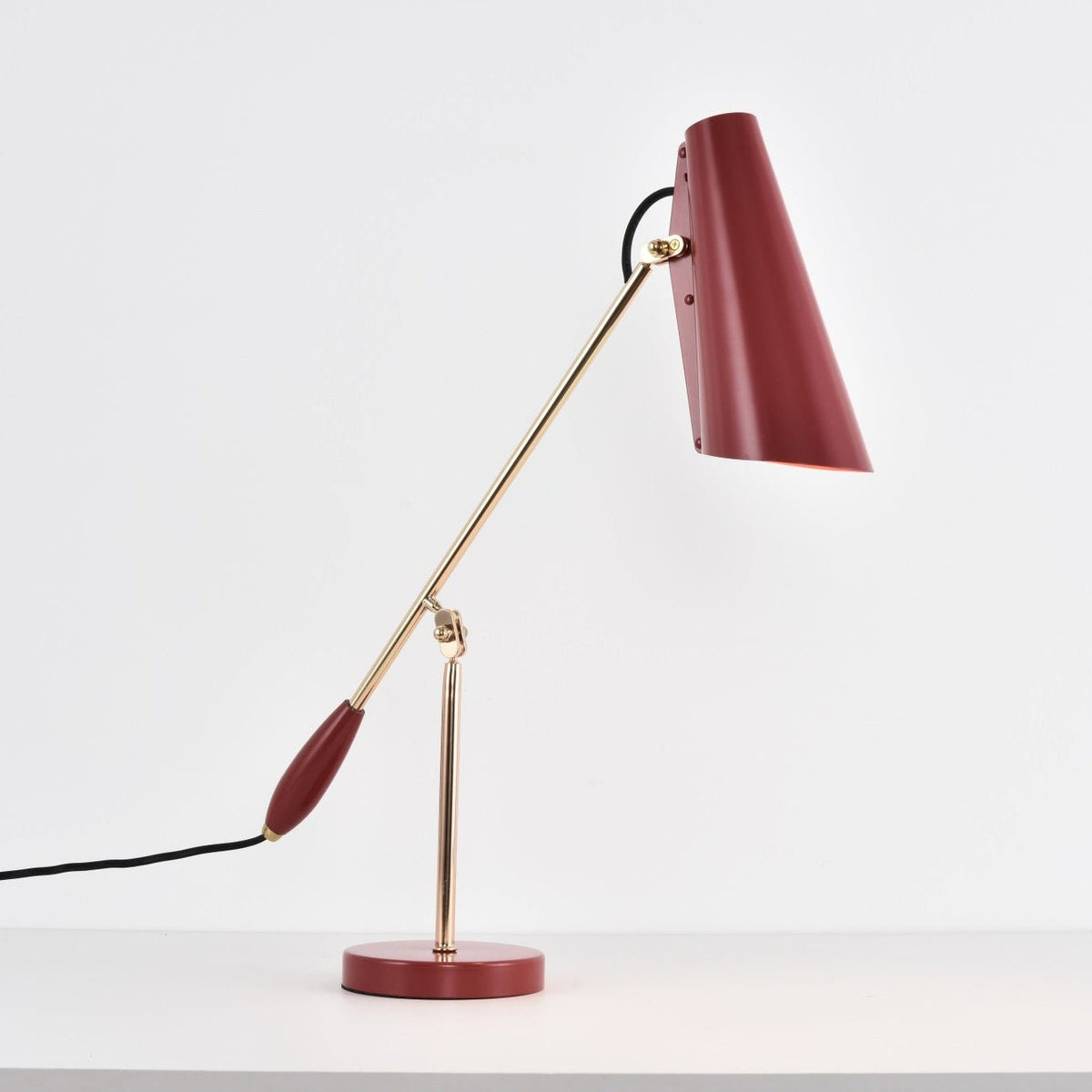 Orbix stalowa lampa stołowa w stylu z połowy wieku
