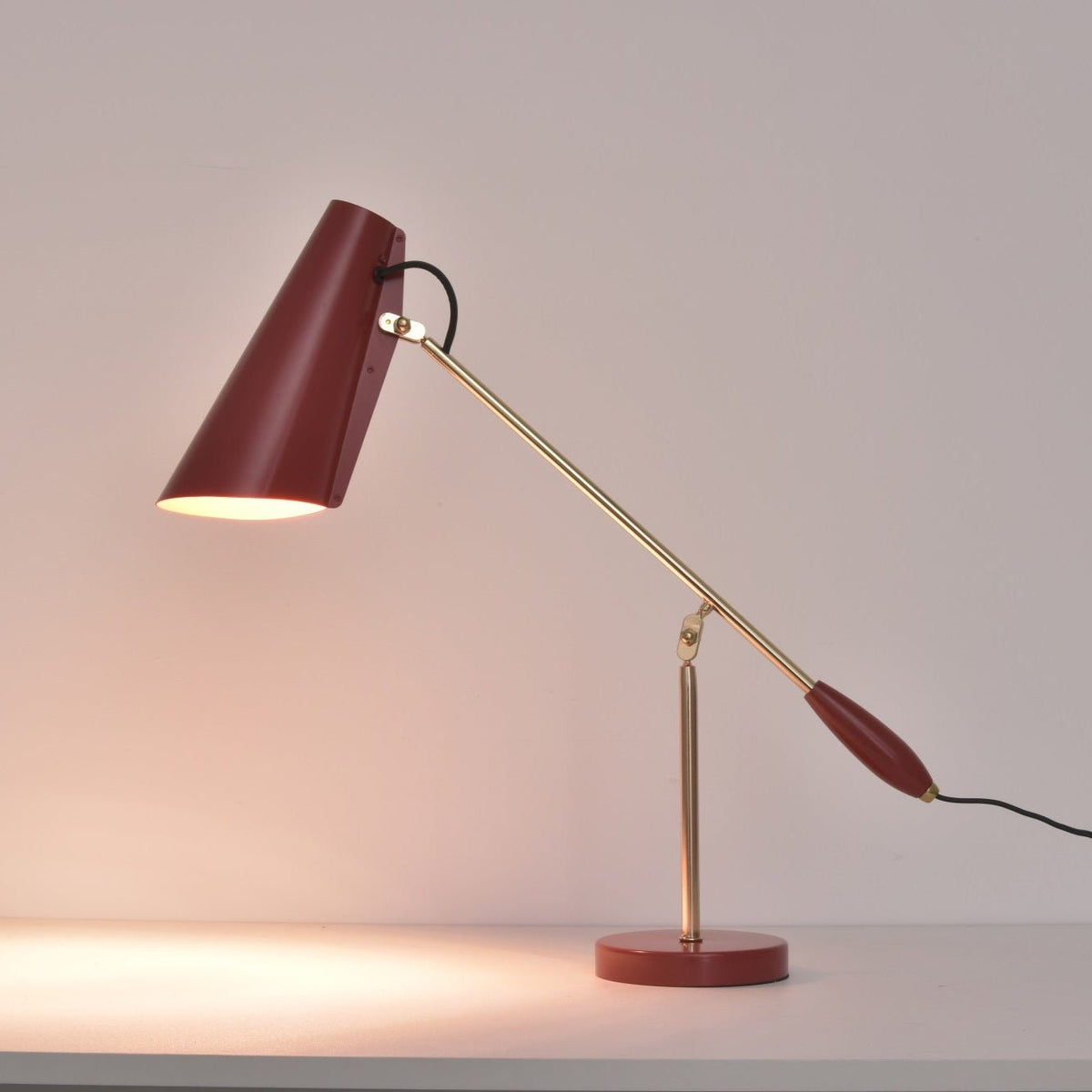 Orbix stalowa lampa stołowa w stylu z połowy wieku