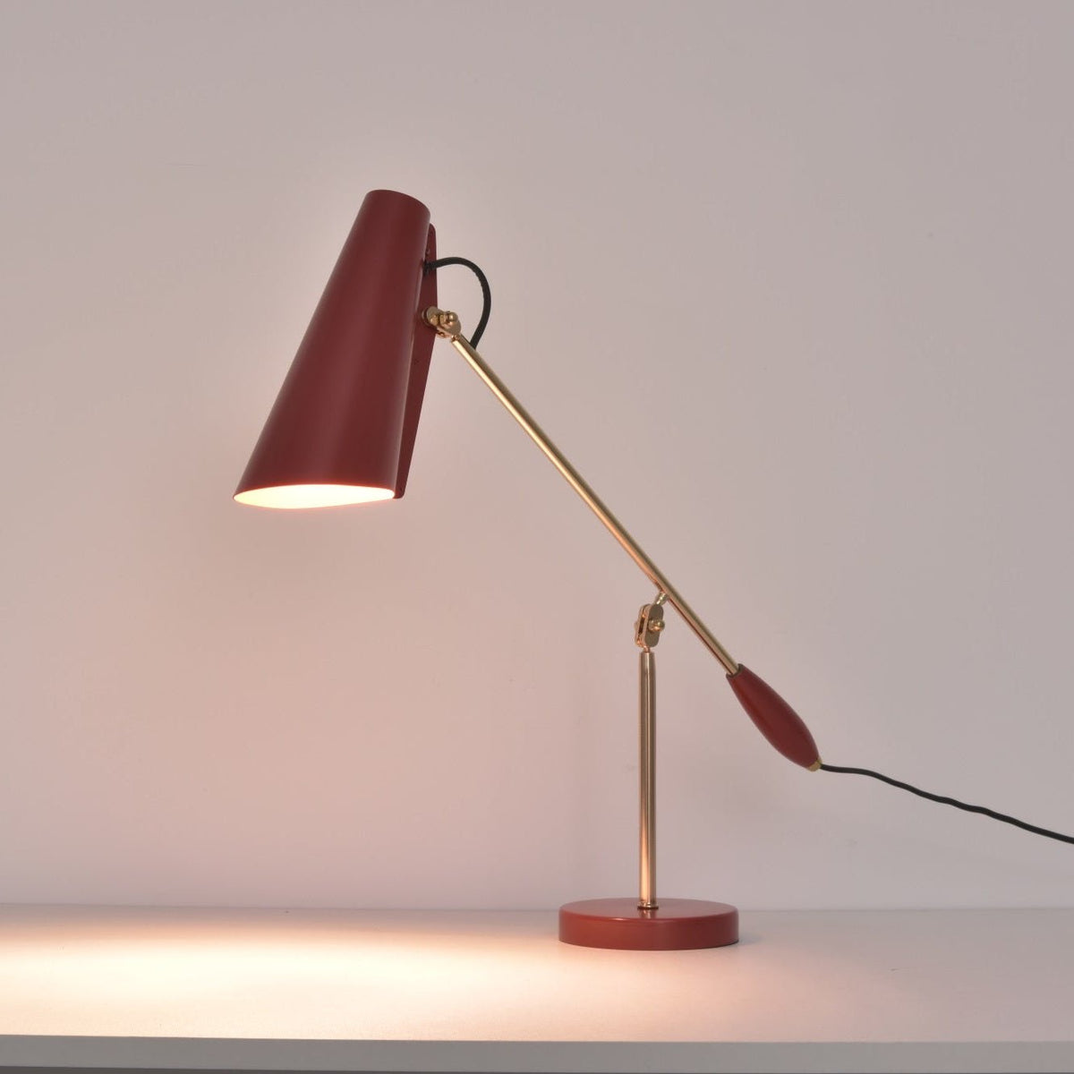 Orbix stalowa lampa stołowa w stylu z połowy wieku