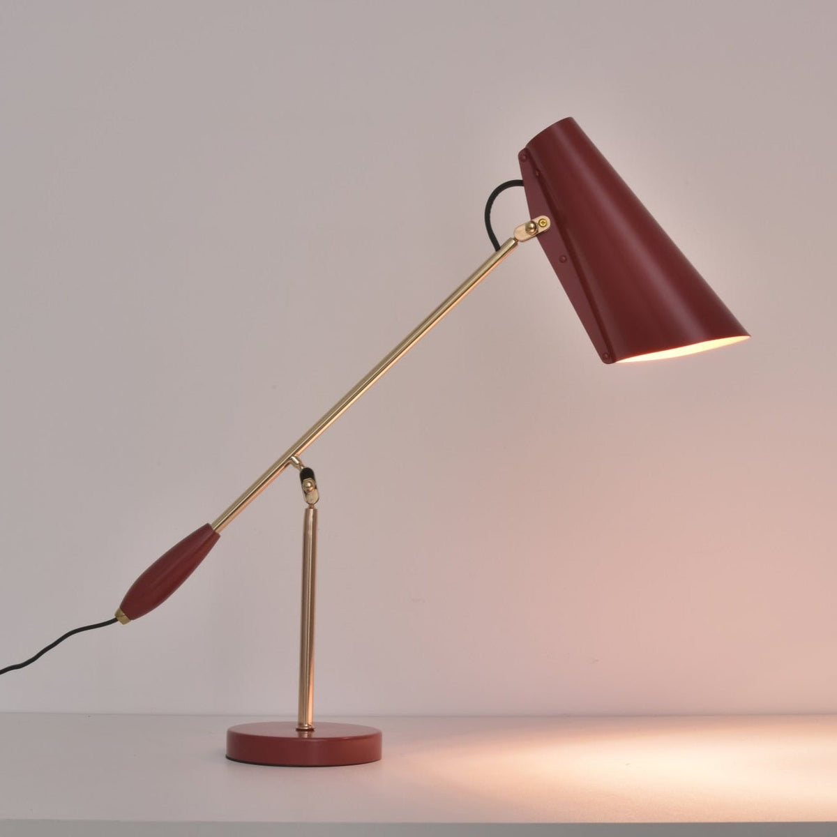 Orbix stalowa lampa stołowa w stylu z połowy wieku