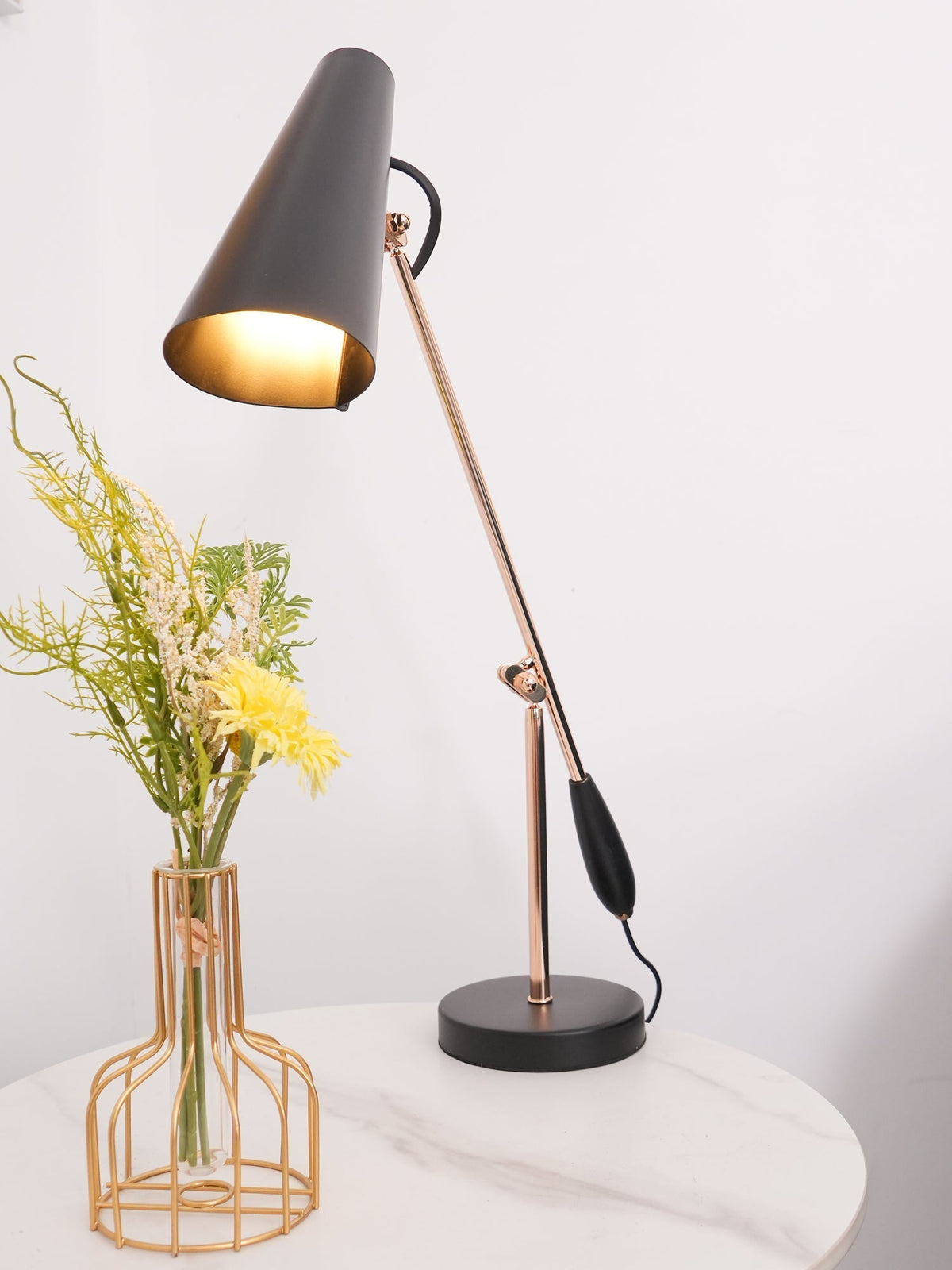 Orbix stalowa lampa stołowa w stylu z połowy wieku