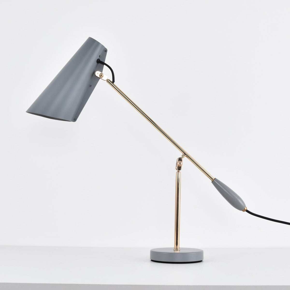 Orbix stalowa lampa stołowa w stylu z połowy wieku