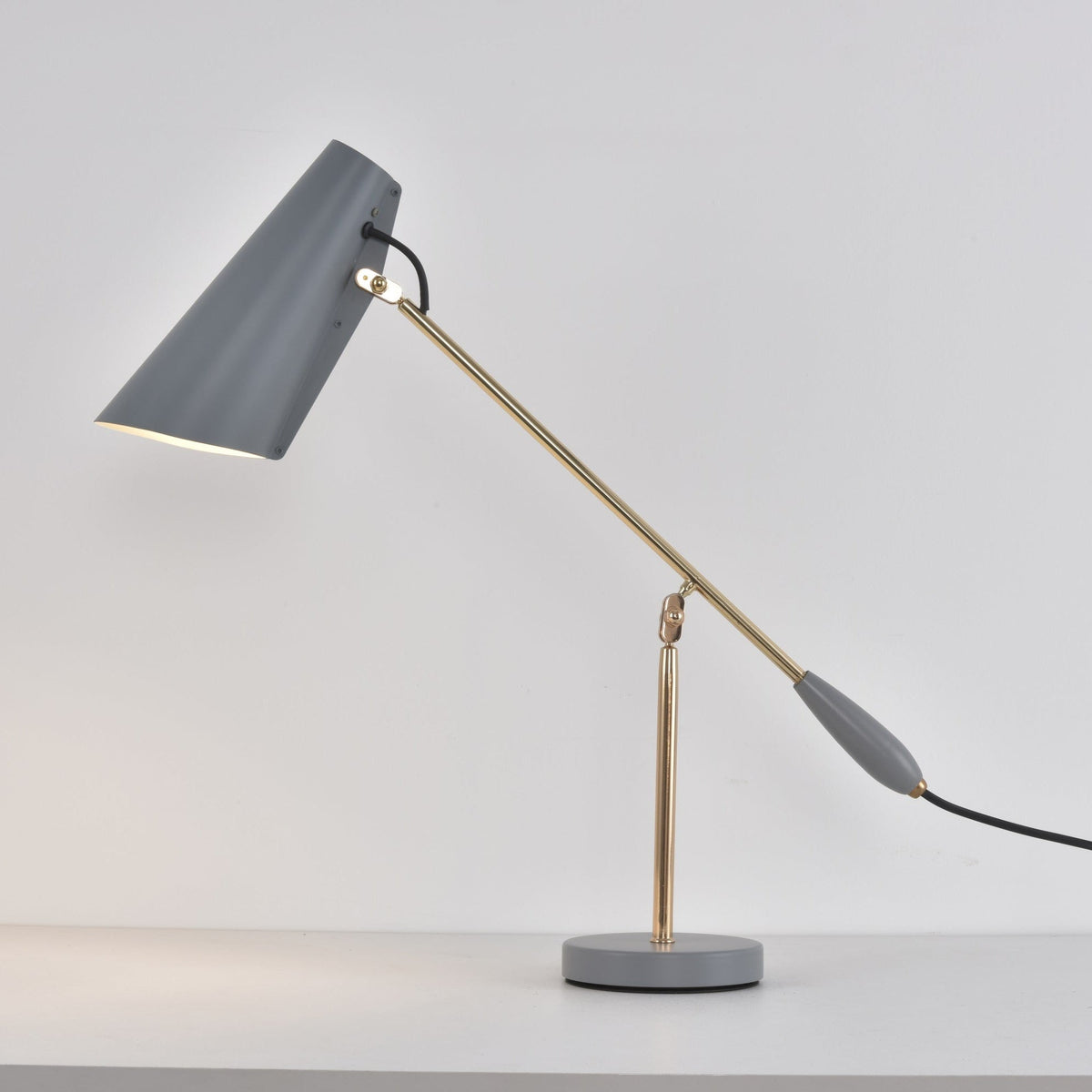 Orbix stalowa lampa stołowa w stylu z połowy wieku