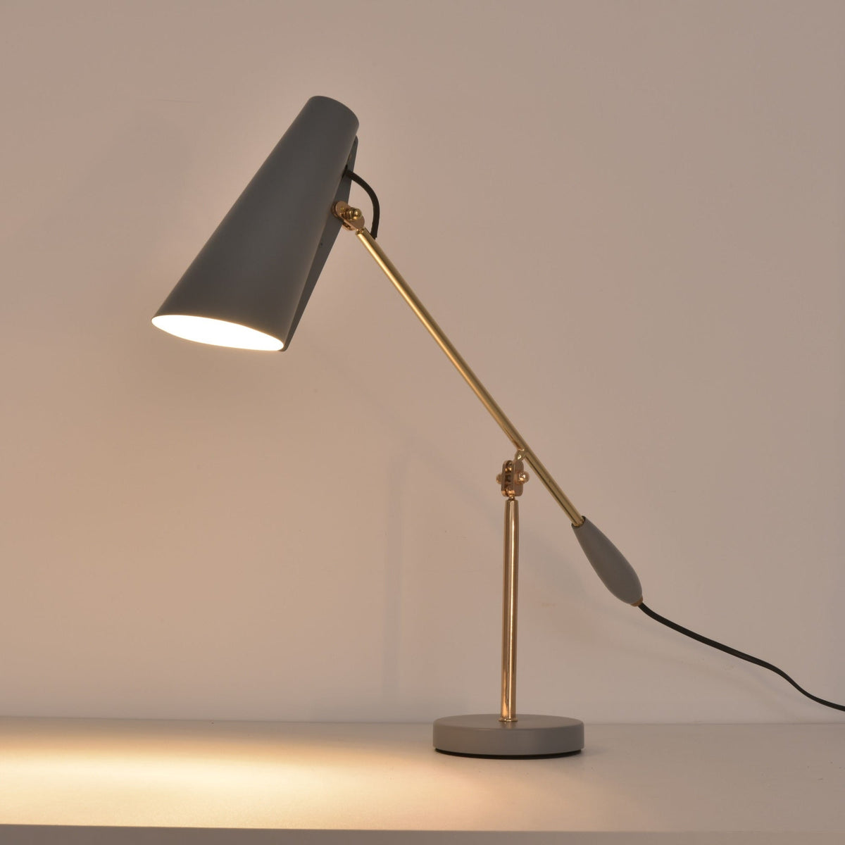 Orbix stalowa lampa stołowa w stylu z połowy wieku