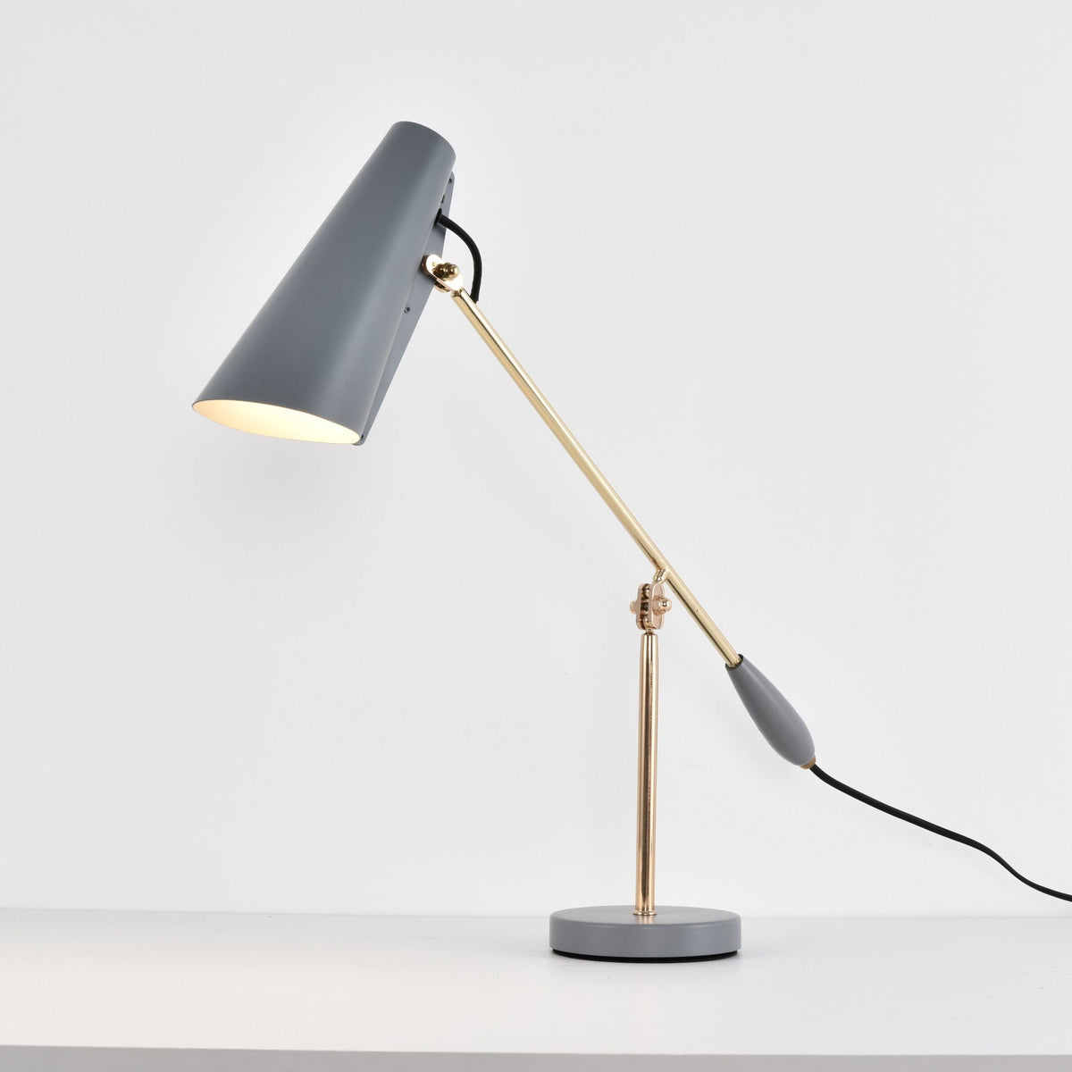 Orbix stalowa lampa stołowa w stylu z połowy wieku