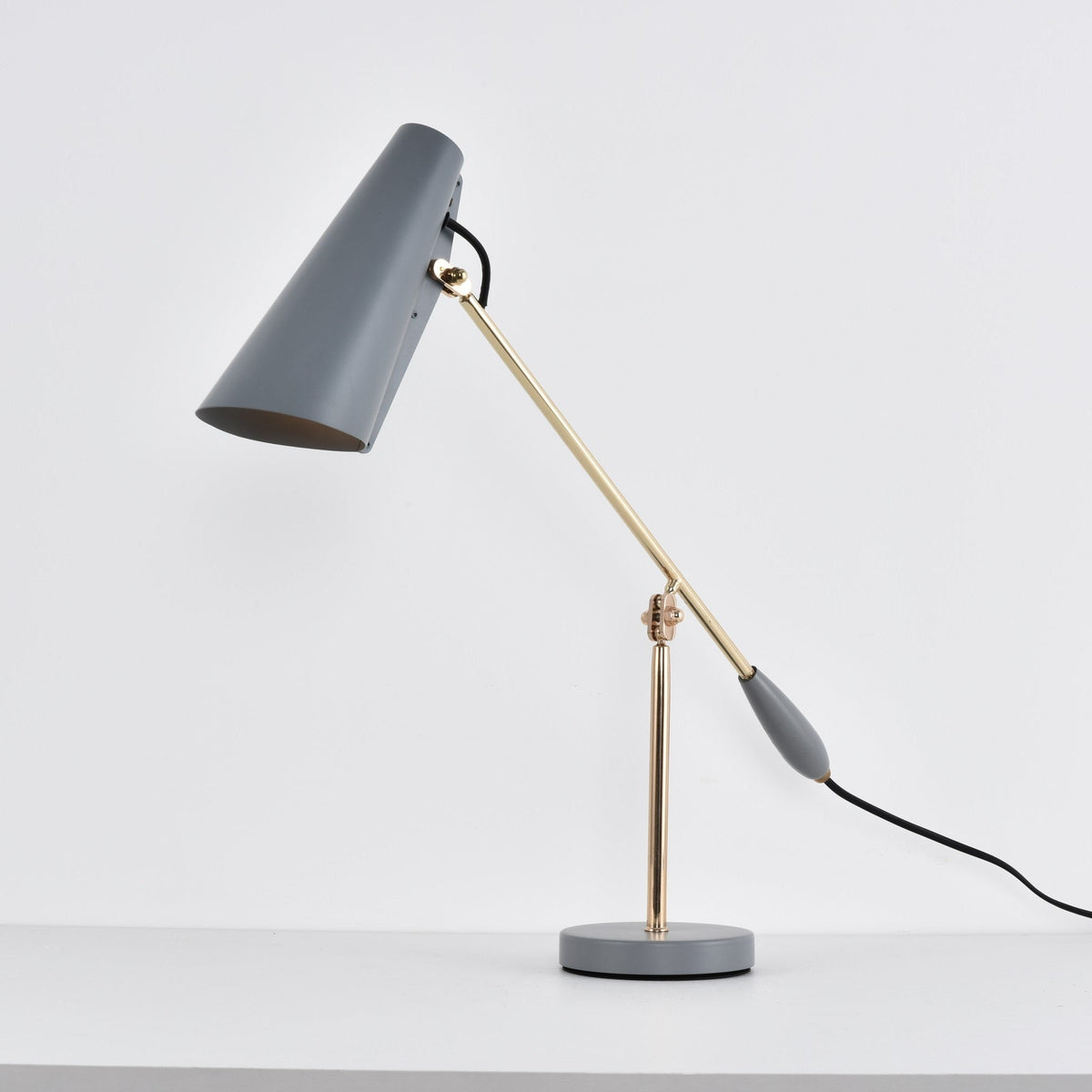 Orbix stalowa lampa stołowa w stylu z połowy wieku