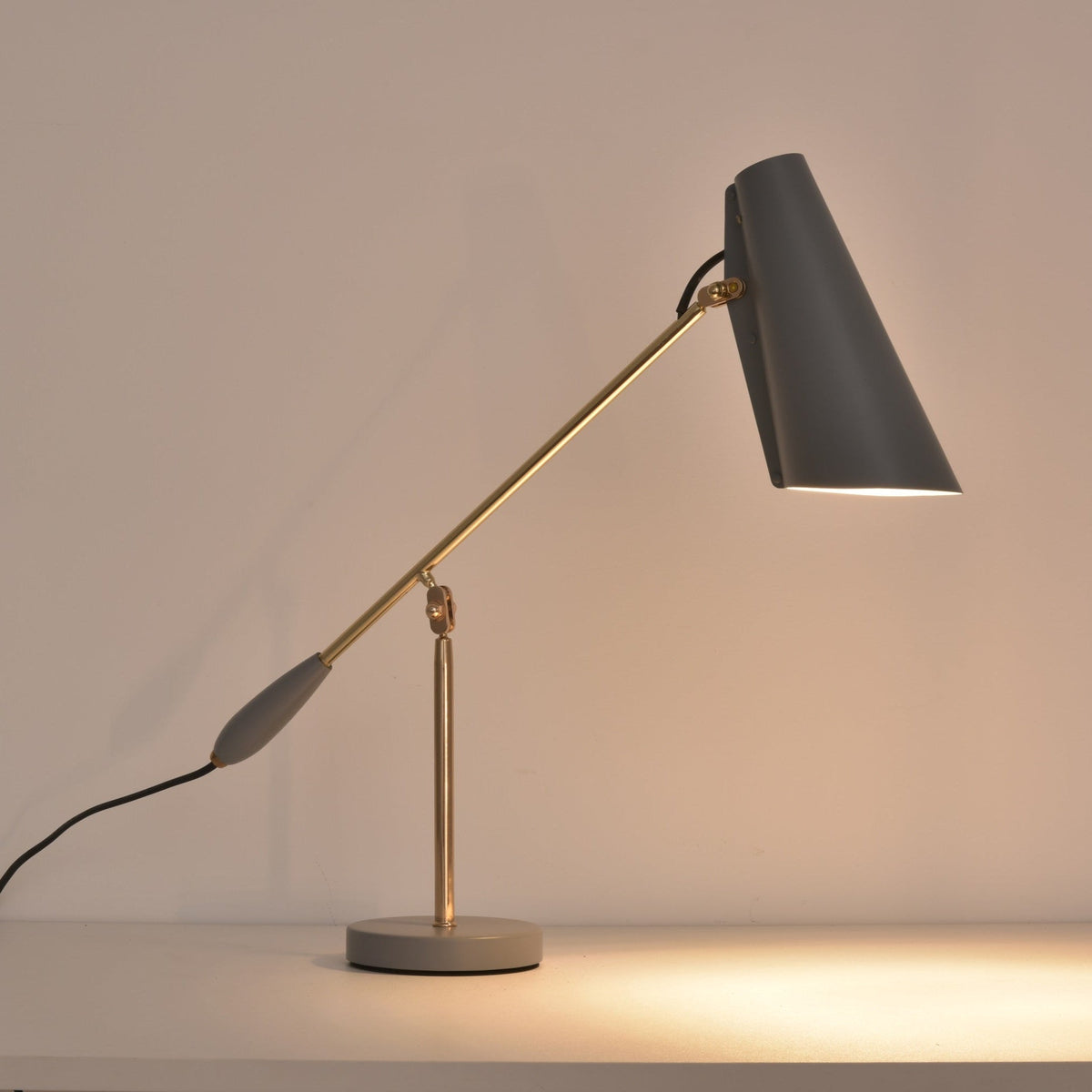 Orbix stalowa lampa stołowa w stylu z połowy wieku