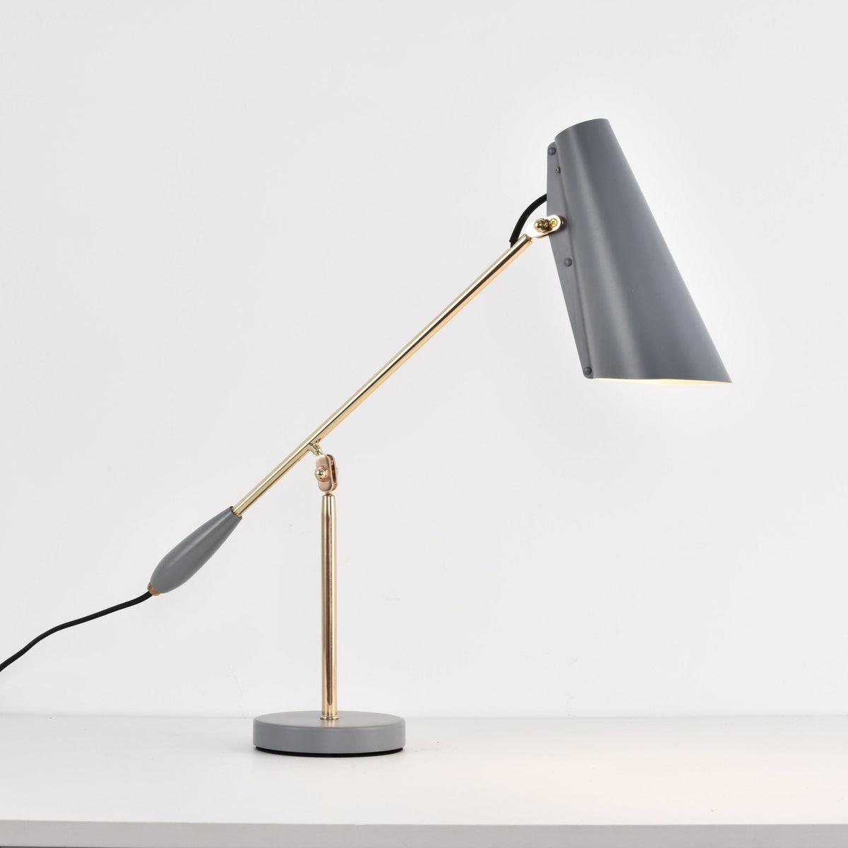 Orbix stalowa lampa stołowa w stylu z połowy wieku