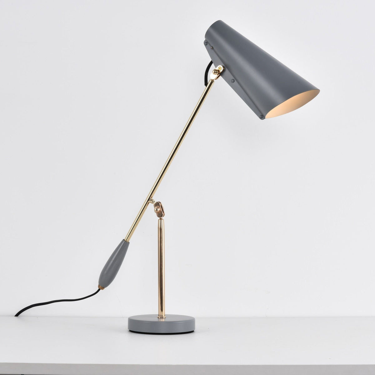 Orbix stalowa lampa stołowa w stylu z połowy wieku