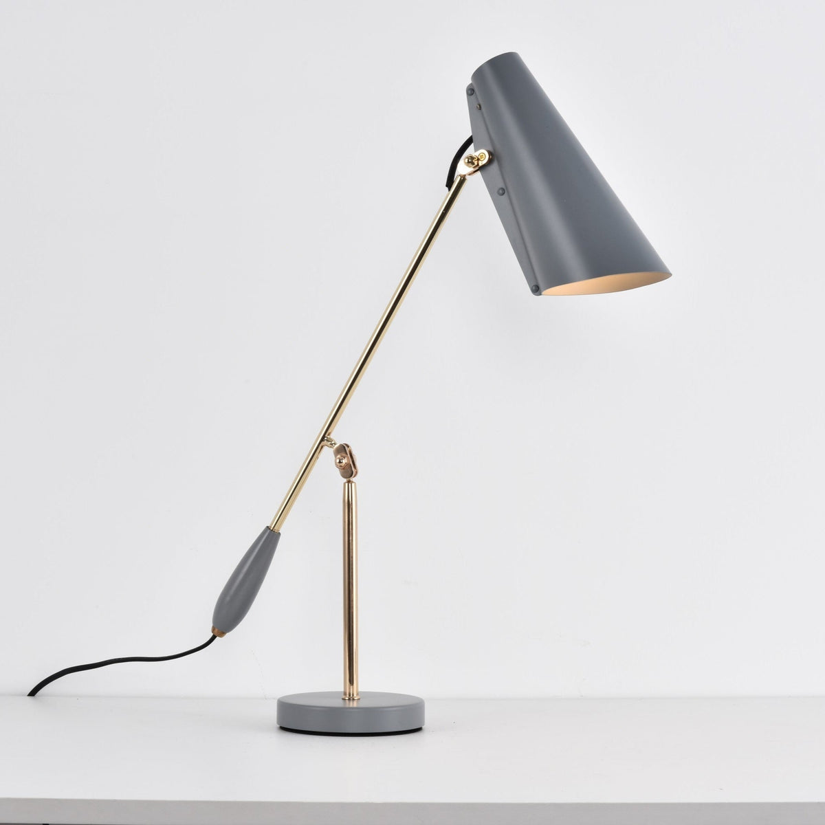 Orbix stalowa lampa stołowa w stylu z połowy wieku