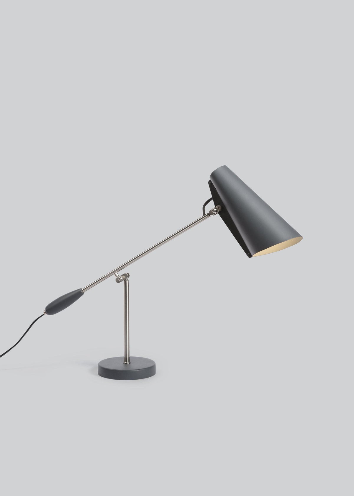 Orbix stalowa lampa stołowa w stylu z połowy wieku