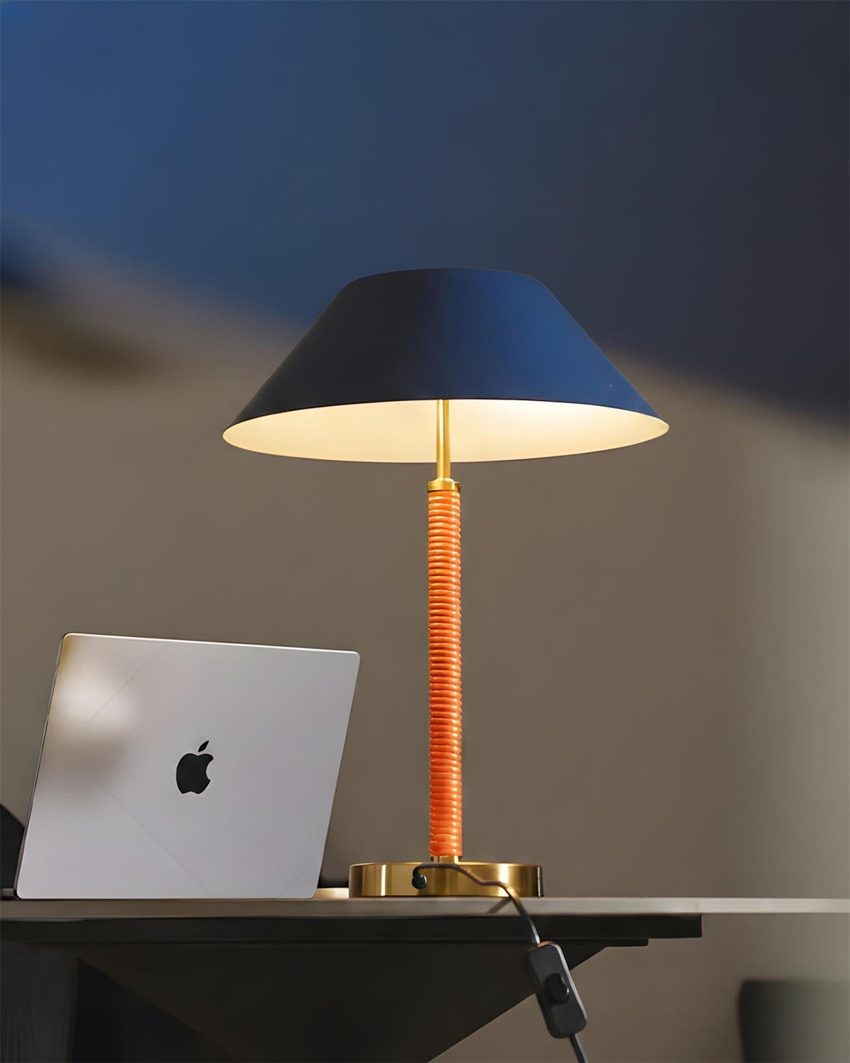 Seloella lampa stołowa typu Volume