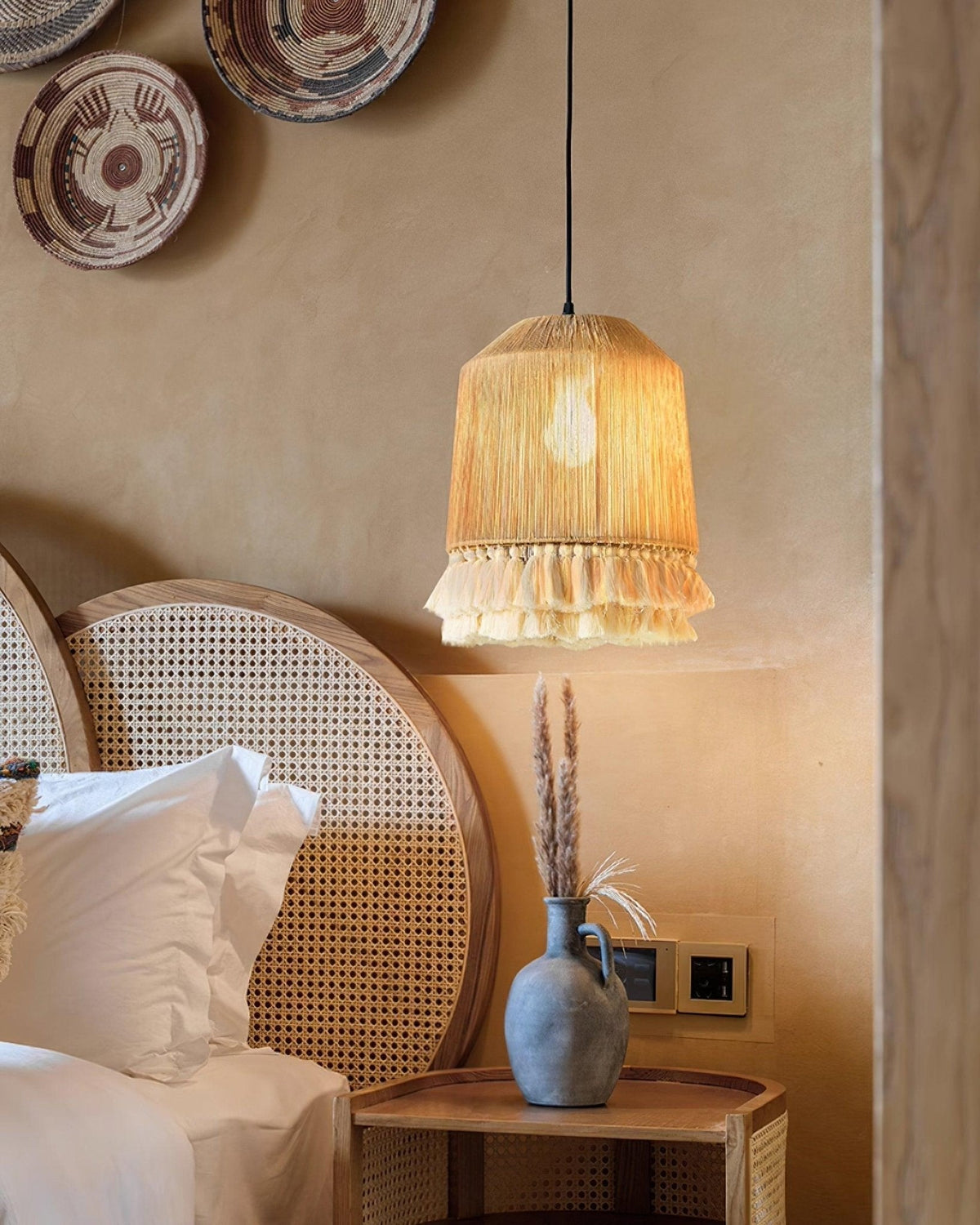 Lampa wisząca Serenenne z frędzlami z płótna do salonu
