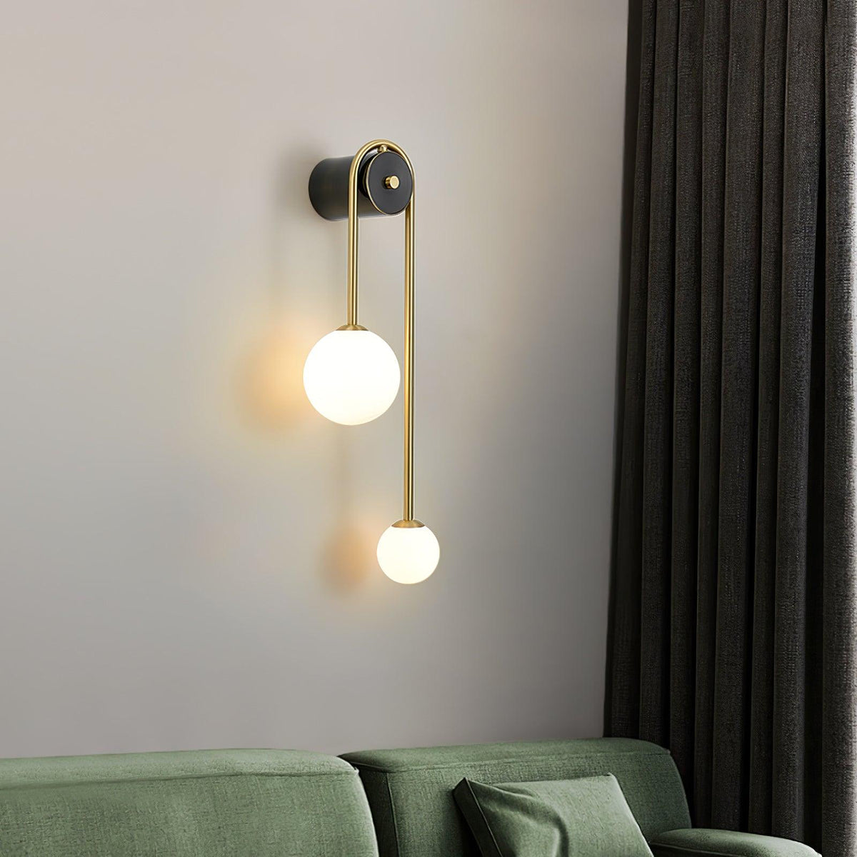 Elaro mosiężna lampa ścienna z łukowatą ramą