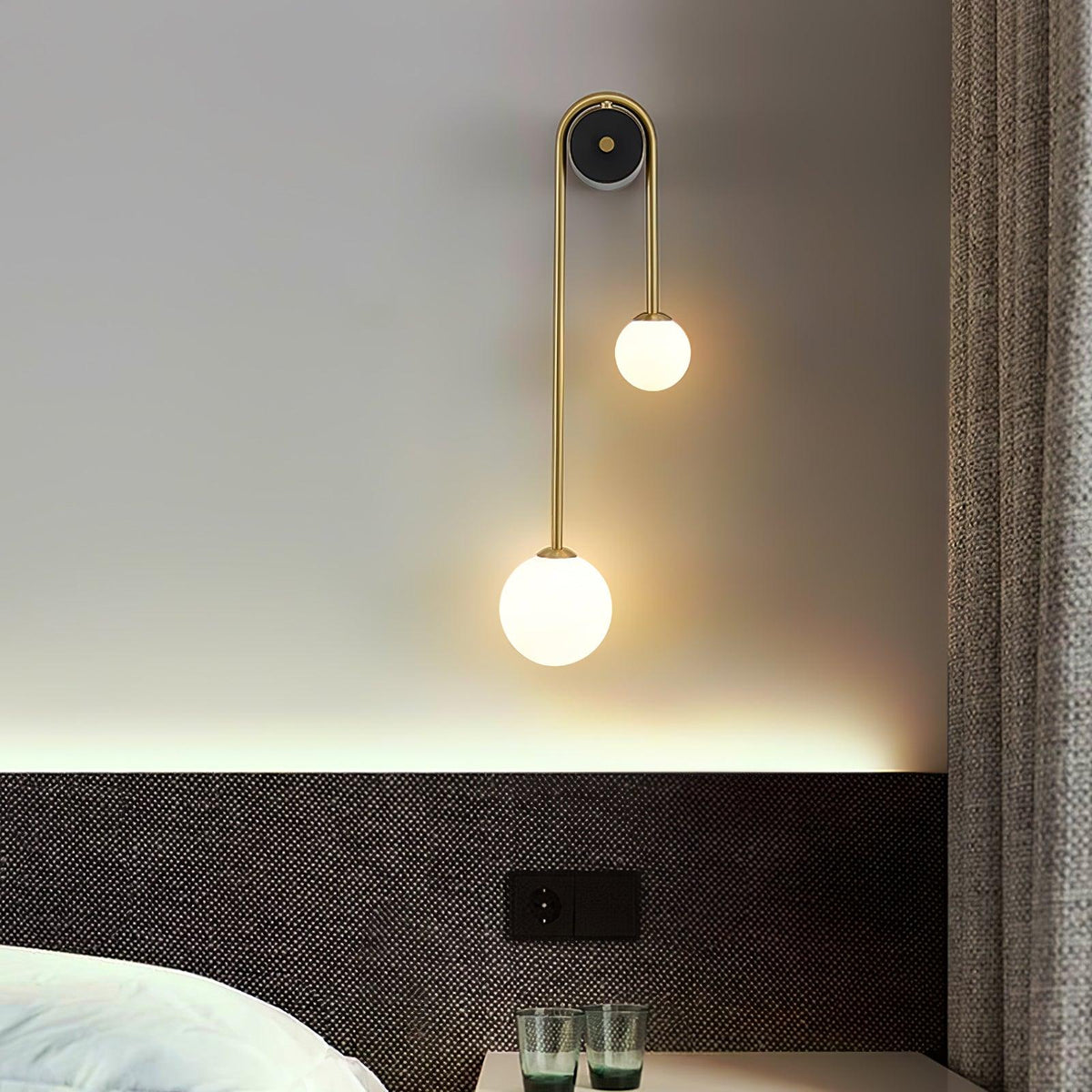 Elaro mosiężna lampa ścienna z łukowatą ramą
