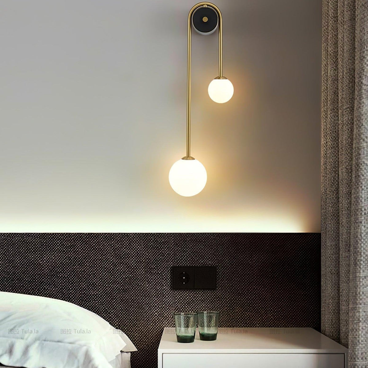 Elaro mosiężna lampa ścienna z łukowatą ramą