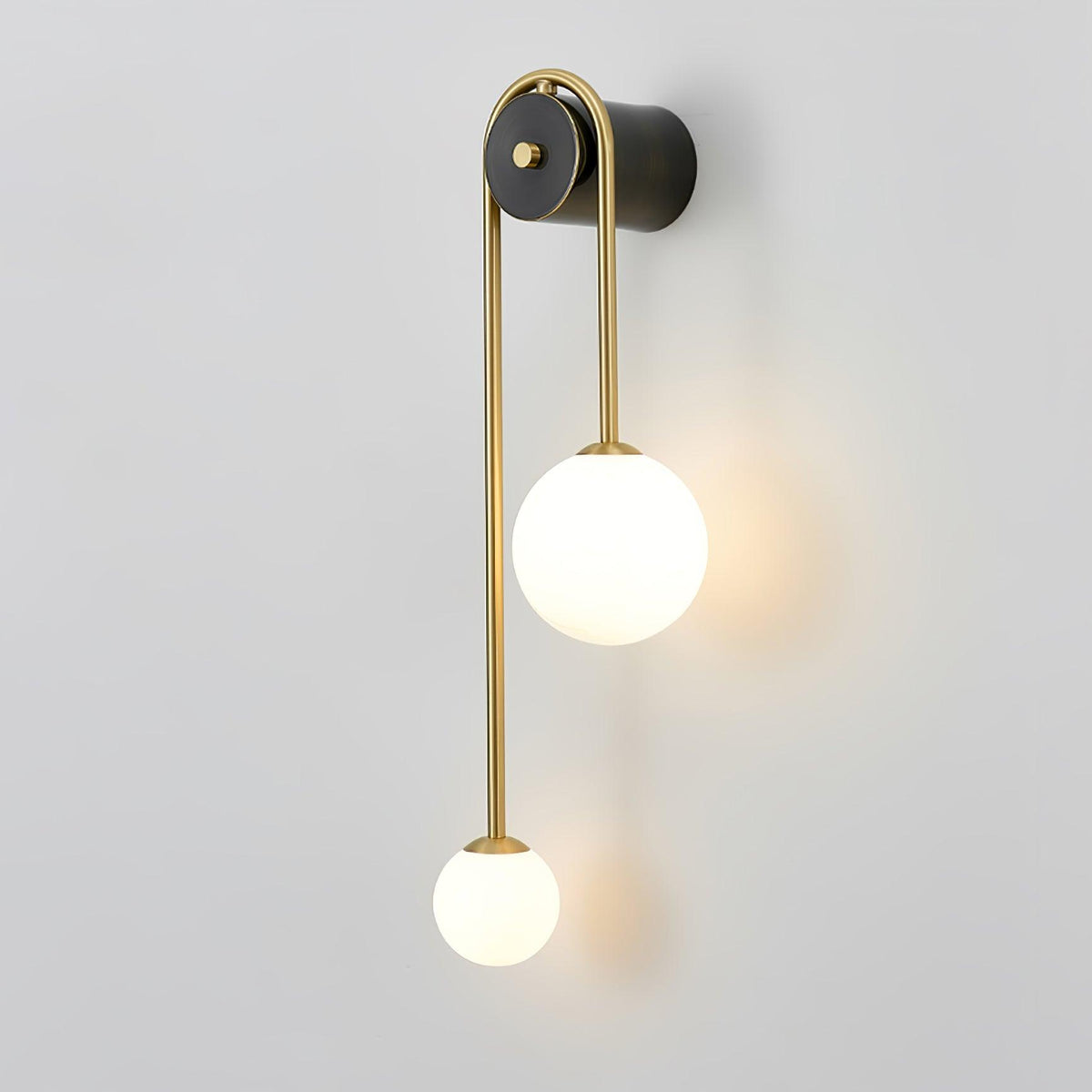 Elaro mosiężna lampa ścienna z łukowatą ramą