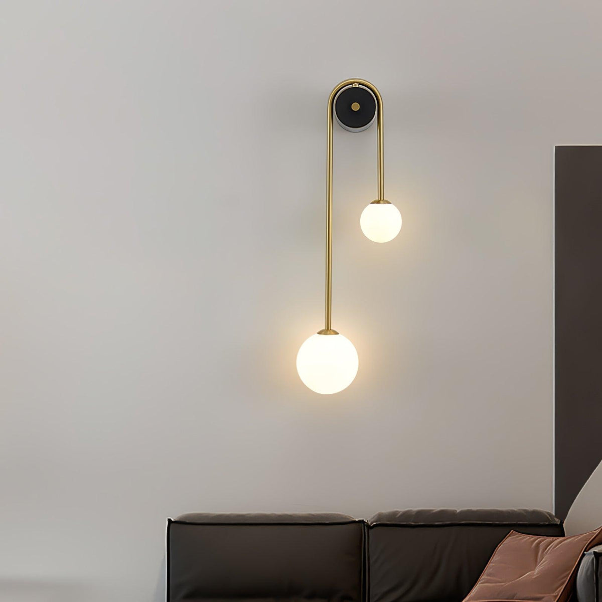 Elaro mosiężna lampa ścienna z łukowatą ramą