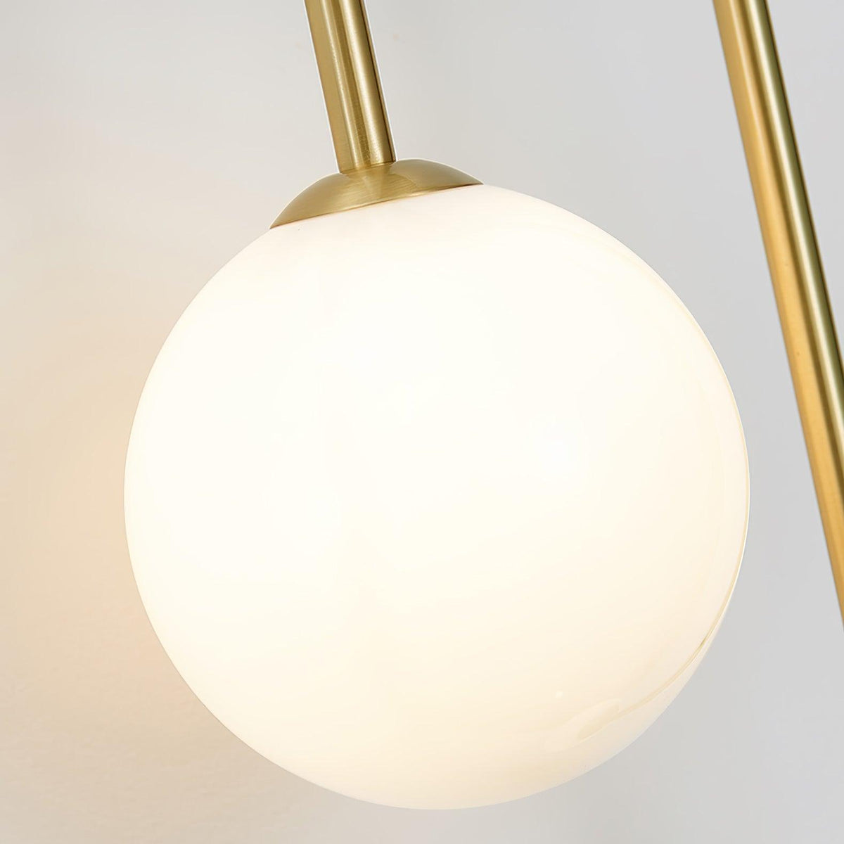 Elaro mosiężna lampa ścienna z łukowatą ramą