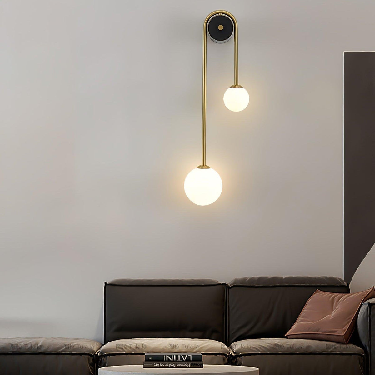 Elaro mosiężna lampa ścienna z łukowatą ramą